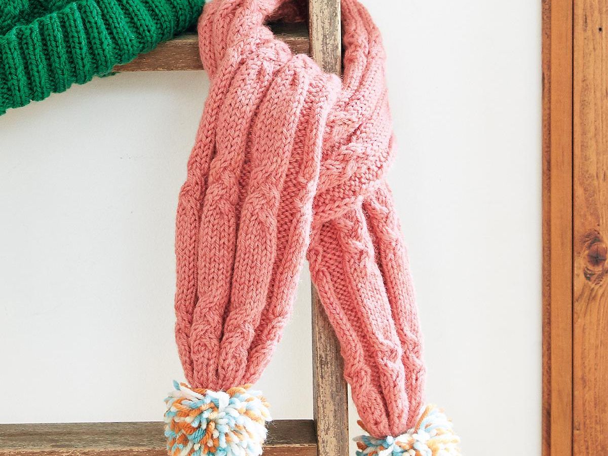 ポンポンと太めのリブ模様が可愛い！「子供用のマフラー」編み方｜ぬくもり