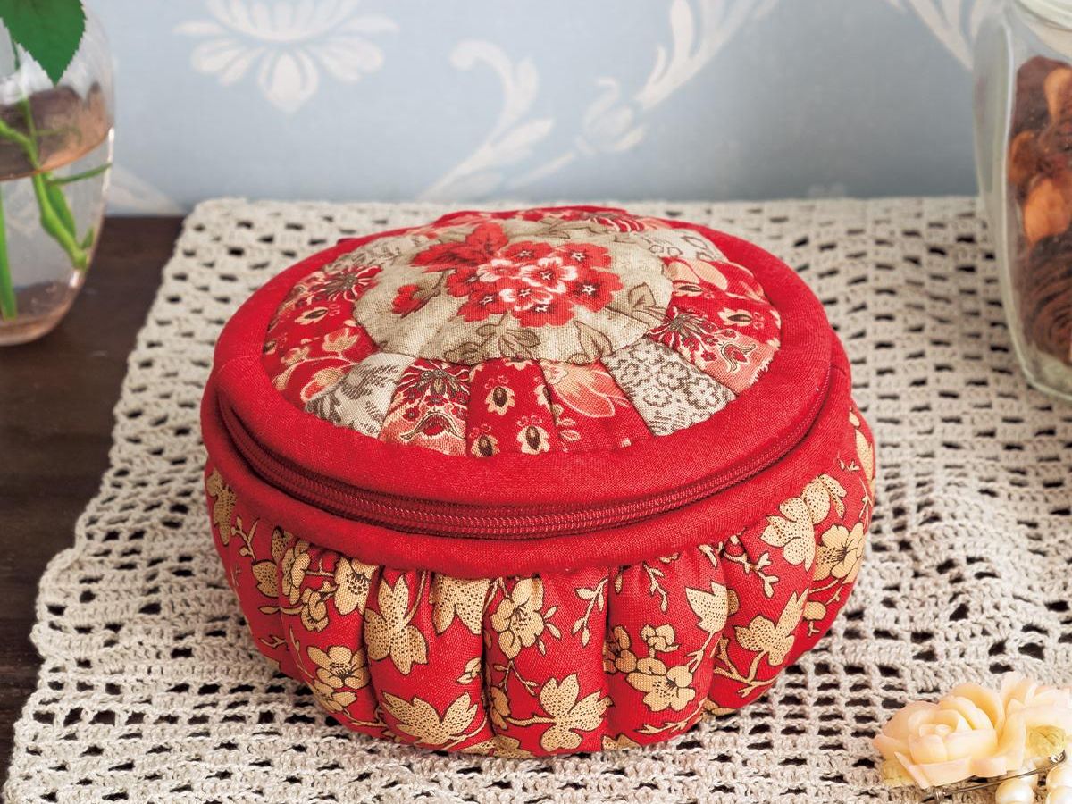 専用　おまとめパッチワーク A crazy patchwork pouch with a Liberty pattern made by