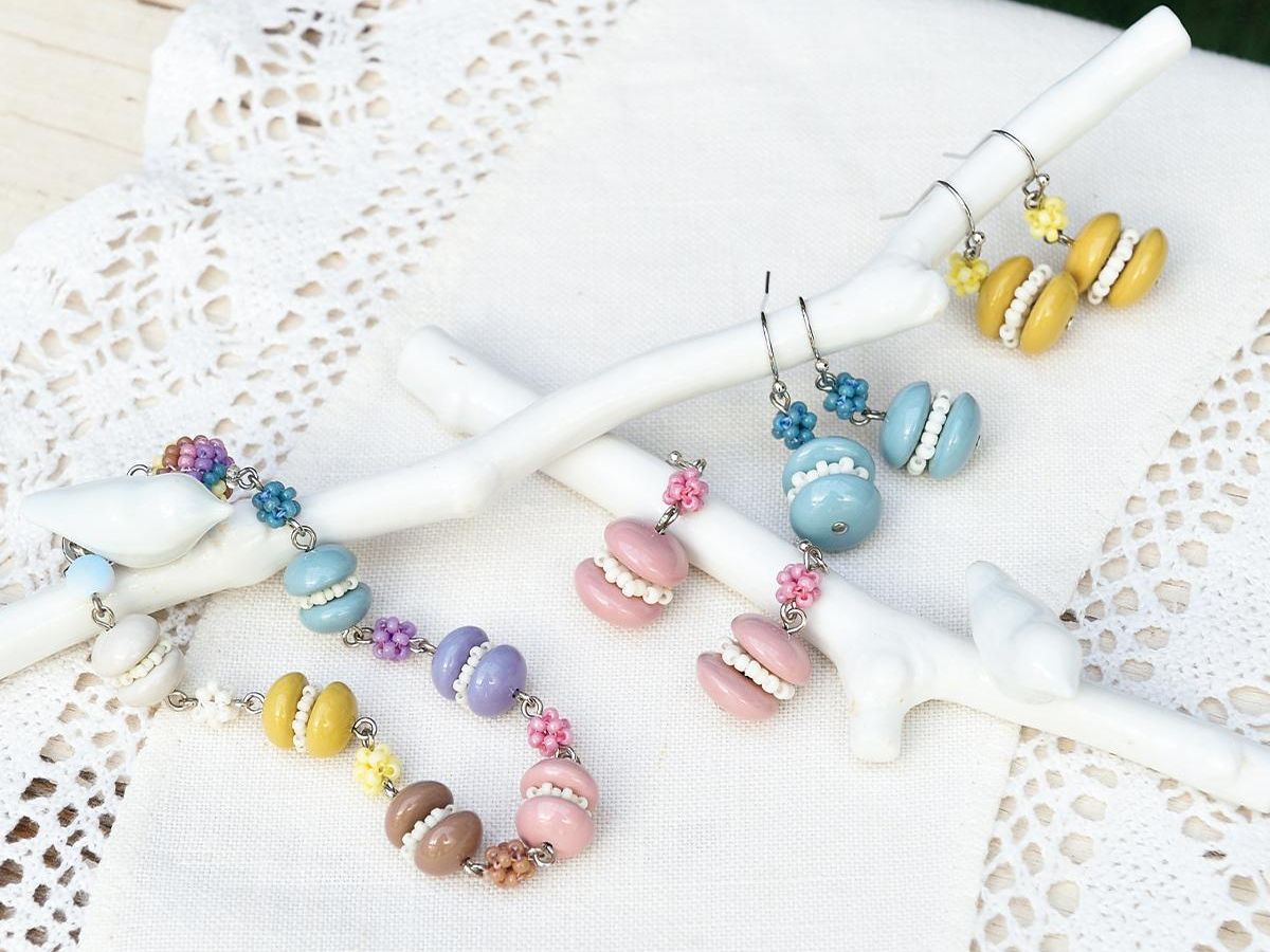 マカロンと金平糖のピアス＆ブレスレット」の作り方(1ページ目)｜ぬくもり