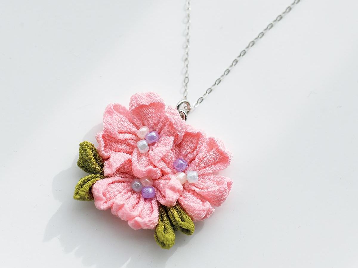 つまみ細工の桜ネックレス」の作り方｜ぬくもり