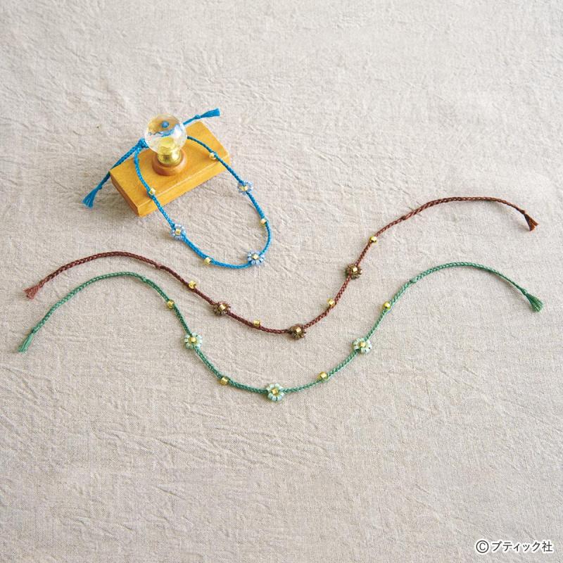 簡単！フラワービーズがかわいいミサンガの編み方│三つ編み