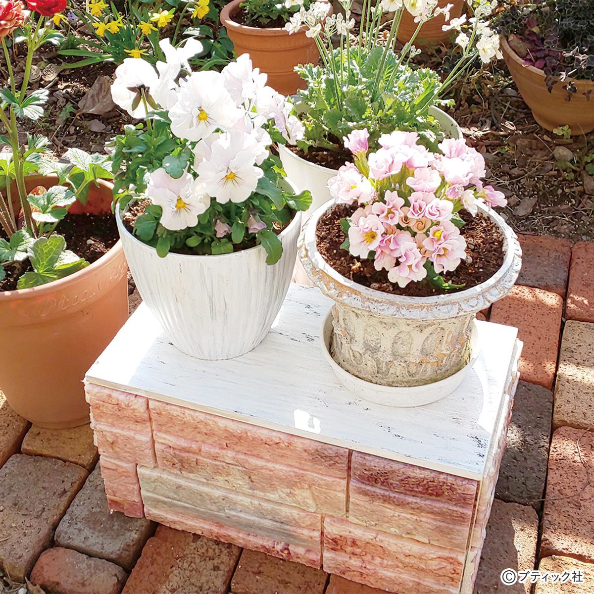 実家整理　枯れた古材　花板　花台 100円ショップの材料を使った「レンガ風の花台」の作り方｜ぬくもり
