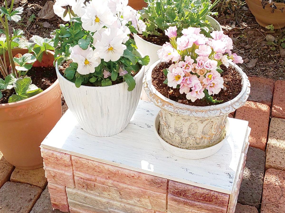 100円ショップの材料を使った「レンガ風の花台」の作り方｜ぬくもり