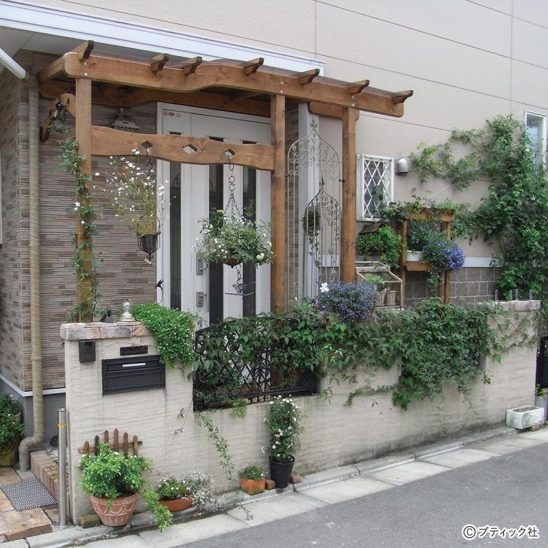 小さな庭を立体的に演出する「ハンギングバスケット」を解説